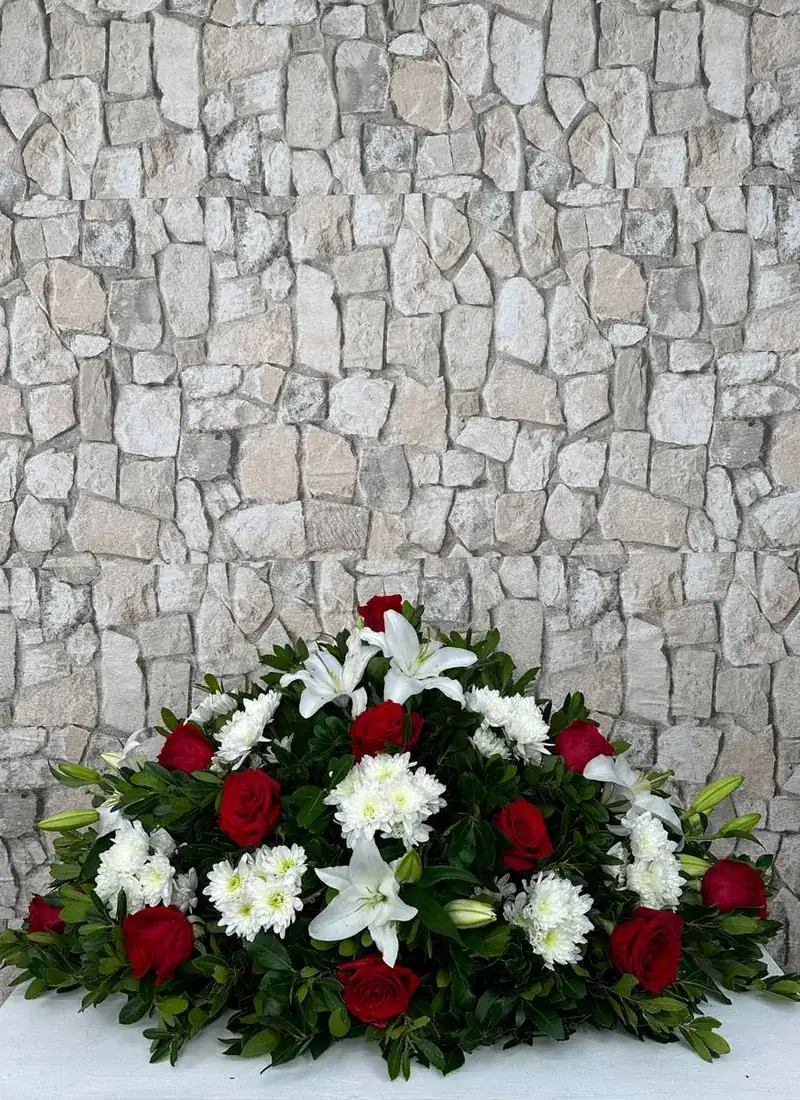 Centro funerario con rosas rojas