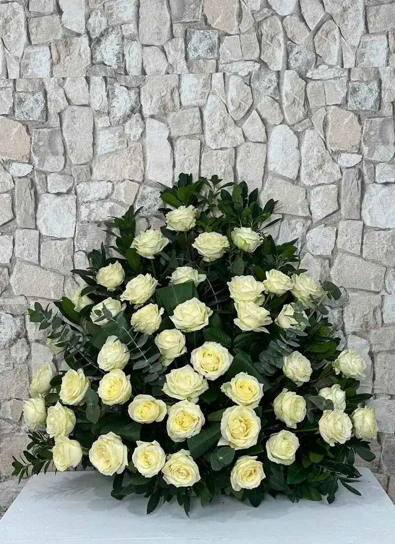Centro de rosas blancas